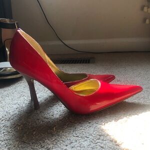 Bright red used high heels there in pretty good condition but a lil worn in